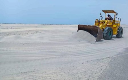 بتوجيهات من محافظ أبين... صندوق النظافة يواصل إزالة الكثبان الرملية في المرحلة الثانية