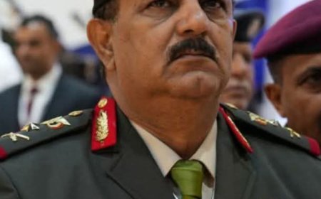 قائد محور عتق ومدير عام شرطة شبوة يبعثان برقية تعزية إلى معالي وزير الدفاع في وفاة عمه