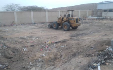 أعمال نظافة وإزالة المخلفات أمام مستشفى الشهيد صلاح ناصر مديرية المحفد