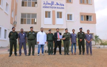 إدارة مركز جامعة حضرموت لطب الأسرة تكرّم مدير كلية الشرطة بحضرموت تقديرًا للتعاون المثمر