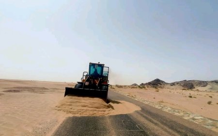 بتوجيهات المحافظ بن الوزير... مؤسسة الطرق شبوة تباشر أعمال إزالة الرمال من طريق عتق – بيحان