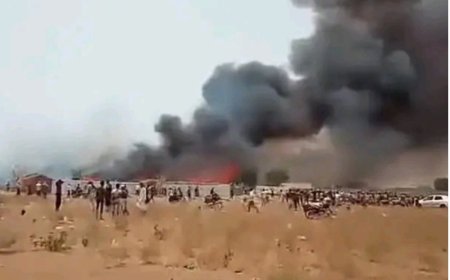 حريق يلتهم  "18" مسكنا للنازحين شمال مدينة الحديدة...