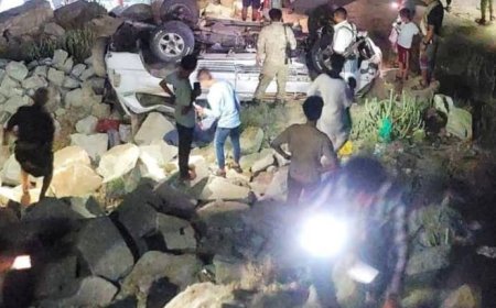 نجاة ركاب من حادث انقلاب مروع في طريق جبل صبر بمحافظة تعز