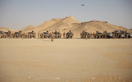 قائد المنطقة العسكرية الاولى يتفقد اللواء 11حرس حدود بمديرية رماه برفقة تعزيزات عسكرية ضمن خطة لتعزيز الأمن في المديريات الصحراوية