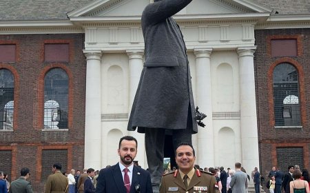 الشيخ طارق بن عطاف يهنئ المقدم الركن حسن الأحمدي بمناسبة تعيينه مديراً لدائرة العلاقات العامة في وزارة الدفاع