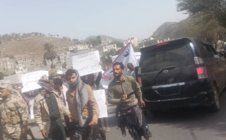 تعز.وقفة احتجاجية لأهالي جبل حبشي رفضًا لحفر الآبار الإرتوازية في عزلة بني عيسى