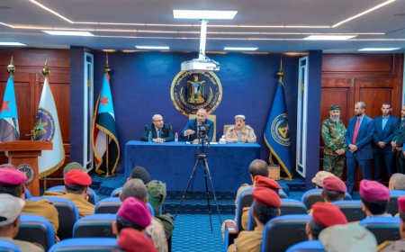 الرئيس الزُبيدي يرأس اجتماعاً موسعاً بالقادة العسكريين والأمنيين الجنوبيين