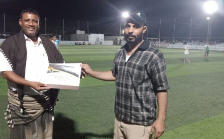 مكتب الشباب والرياضة للفرق الشعبية بخنفر يكرم المدرب" عبدالغني الحدي" بشهادة تقديرية لجهودة مع فريق الصقر