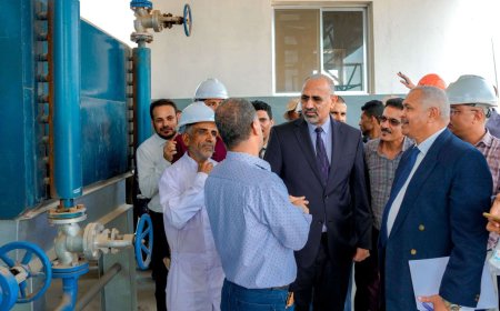 الرئيس الزُبيدي يتفقد سير الأعمال الجارية لإعادة تشغيل مصافي عدن