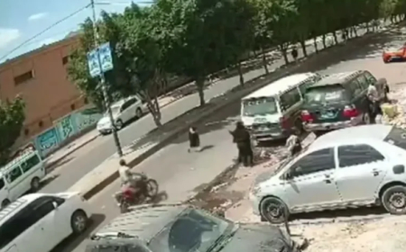 دهس طفلة أمام مدرسة بصنعاء بصورة مروّعة يُفجّر موجة غضب