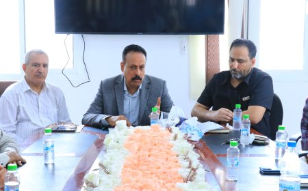 العقربي يترأس اجتماعاً موسعاً لقيادة صندوق صيانة الطرق بعدن ويبحث سبل تفعيل الأداء المؤسسي