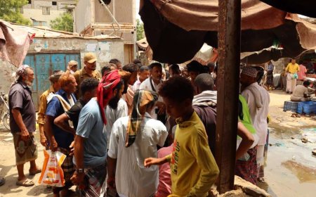 انتقالي أبين يتفقد سوق حراج الأسماك بمدينة زنجبار