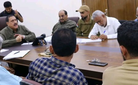 مدير أمن العاصمة عدن يعقد اجتماعا أمنيا ويشدد على تعزيز ومضاعفة الجهود الأمنية