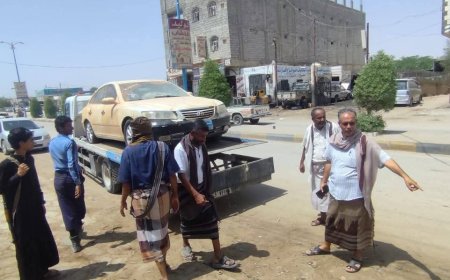 السلطة المحلية بمديرية عتق تستأنف حملة تنظيف الشوارع من السيارات المهملة