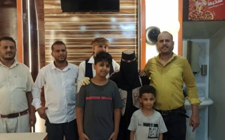 أم الشعيبي واولادها يفتتحون مطعم بيت الشاورما بإنما القديم بالعاصمة عدن