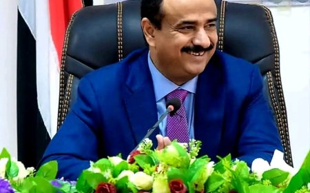 المحافظ بن الوزير يهنئ الطالب بلال الشيخ لتصدره نتائج الثانوية العامة على مستوى الجمهورية