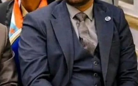 العميد الأزرقي يهنئ الشيخ عبدالرحمن جلال شاهر الصبيحي بتعيينه أميناً عاماً لهيئة رئاسة المجلس الانتقالي الجنوبي