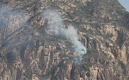 صواعق رعدية تشعل النيران في قمة جبل مسمان بمنطقة حمادة في الضالع