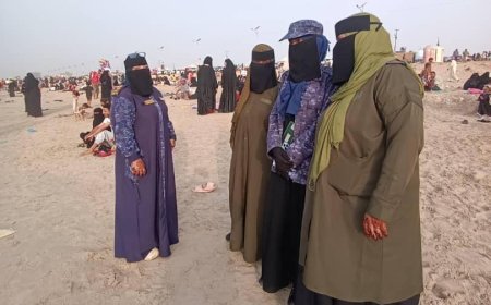 الشرطة النسائية تواصل انتشارها الميداني على سواحل المكلا خلال موسم البلدة