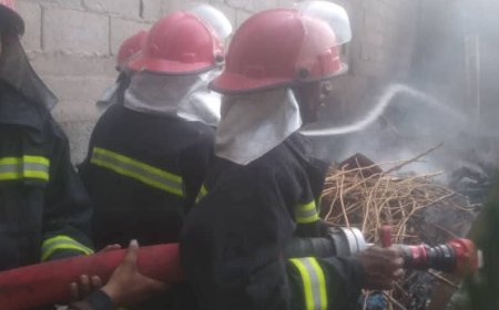 الدفاع المدني بشبوة يتمكن من السيطرة على حريق نُشب بأحد المنازل السكنية بمدينة عتق ويوضح أسباب الحادثة