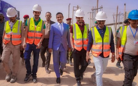 المحافظ بن الوزير يتفقد سير العمل في عدد من المشاريع الخدمية بمدينة عتق ويشيد بدعم الأشقاء في دولة الإمارات