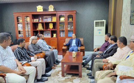 نائب وزير الصناعة ومحافظ سقطرى يناقشان تعزيز التعاون والتنسيق المشترك