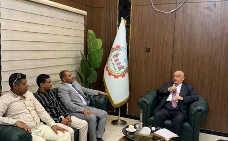 وزير الخدمة المدنية يلتقي محافظ سقطرى ويؤكد أولوية أبناء الأرخبيل في التوظيف العام ومعالجة جوانب القصور الإداري