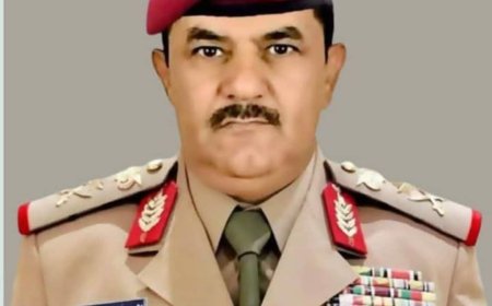 قائد المنطقة العسكرية الأولى يهنئ وزير الدفاع لنيلة درجة الدكتوراة