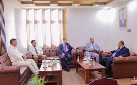 وزير النقل يلتقي سفير بلادنا لدى إندونيسيا ويبحث مع محافظ سقطرى أوضاع قطاعات النقل بالمحافظة