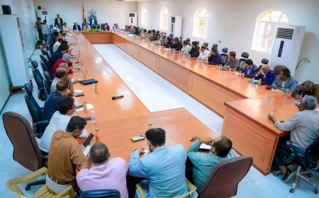 المحافظ بن الوزير يترأس المكتب التنفيذي ويؤكد: 2025م عام المشاريع الاستراتيجية