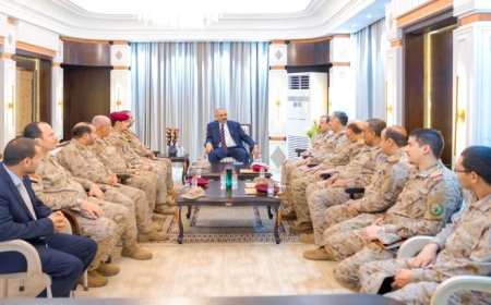 الزُبيدي في اجتماع هيئة الأركان: معركتنا مع الحوثي مصيرية ولا خيار فيها إلا النصر