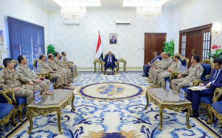 رئيس الوزراء يعقد اجتماعاً عسكرياً برئيس هيئة الأركان ورؤساء الهيئات والدوائر بوزارة الدفاع