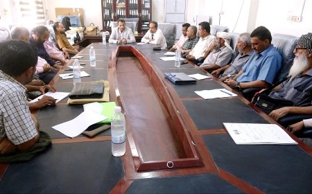 محافظ أبين يرأس اجتماعًا تربويًا موسعًا لمناقشة الاستعدادات للعام الدراسي 2025-2026