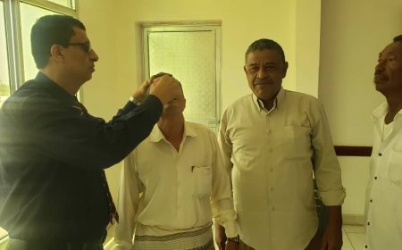 مدير عام صحة لحج يدشن عملية تحصين ضد مرض الكوليرا لموظفي مكتب الصحة بالمحافظة 