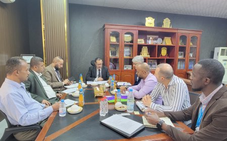 لقاء في عدن يناقش تداعيات تراجع التمويلات الدولية وأثرها على المساعدات الإغاثية والإنساني