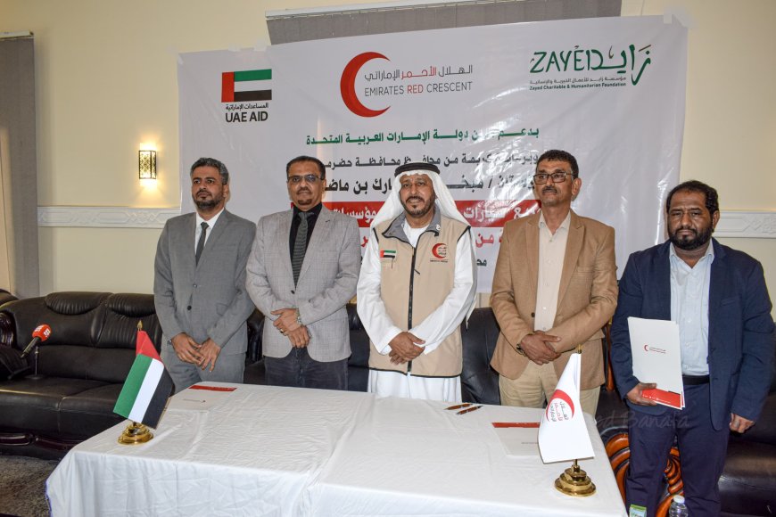 بدعم من قبل هيئة الهلال الأحمر الإمارتي.. الأمين العام لمحلي حضرموت يسلّم سيارات دعم للإدارات الخدمية بالمحافظة