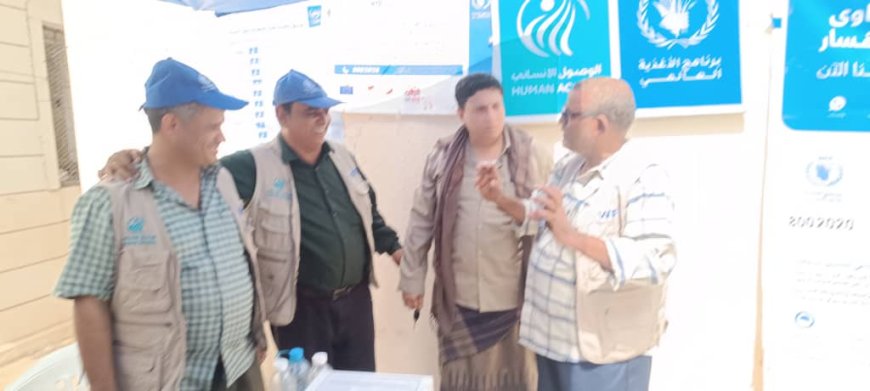 مدير عام الحوطة يدشن صرف التحويلات النقدية(البصمة) المقدمة من برنامج الغذاء العالمي