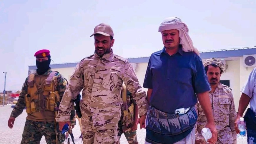 أركان دفاع شبوة يتفقد الجانب الأمني لمشروع الطاقة الشمسية بعتق ويؤكد توفير الحماية
