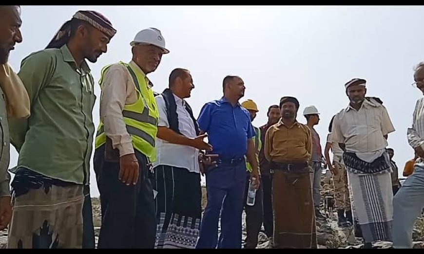 مأمور مديرية الضالع يطلع على سير العمل في مشروع الزقاق بمنطقة الضبيات