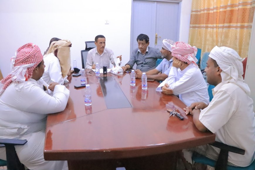 الدكتور العمودي يلتقي باللجنة الصحية المجتمعية بمديرية رماه الصحراوية