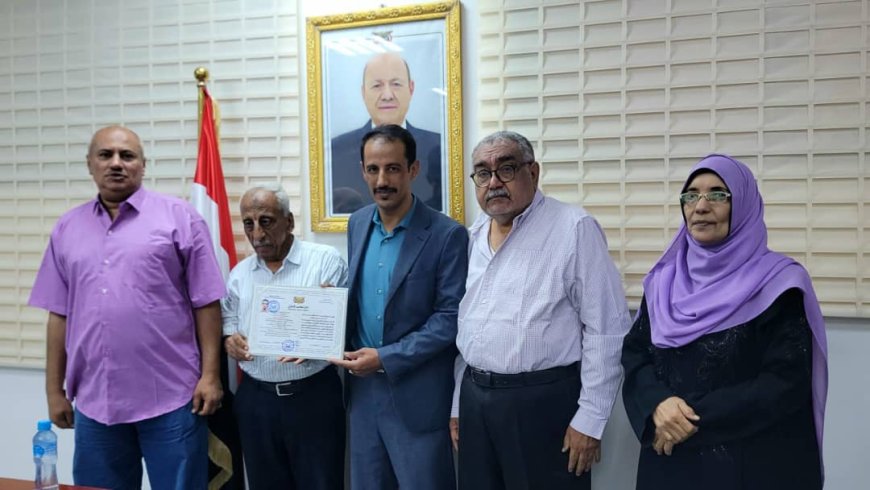 الدكتور طارق الهيج يؤدي القسم القانوني ليحصل على إجازة المحاسبة القانونية المعتمدة في العاصمة عدن