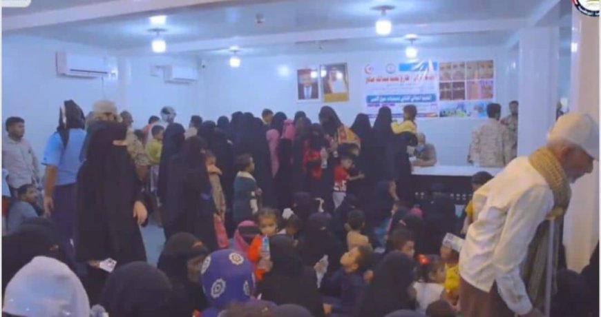 تعز.. استمرار أعمال المخيم الطبي المجاني الثاني لعلاج حالات حول العين في مدينة المخا