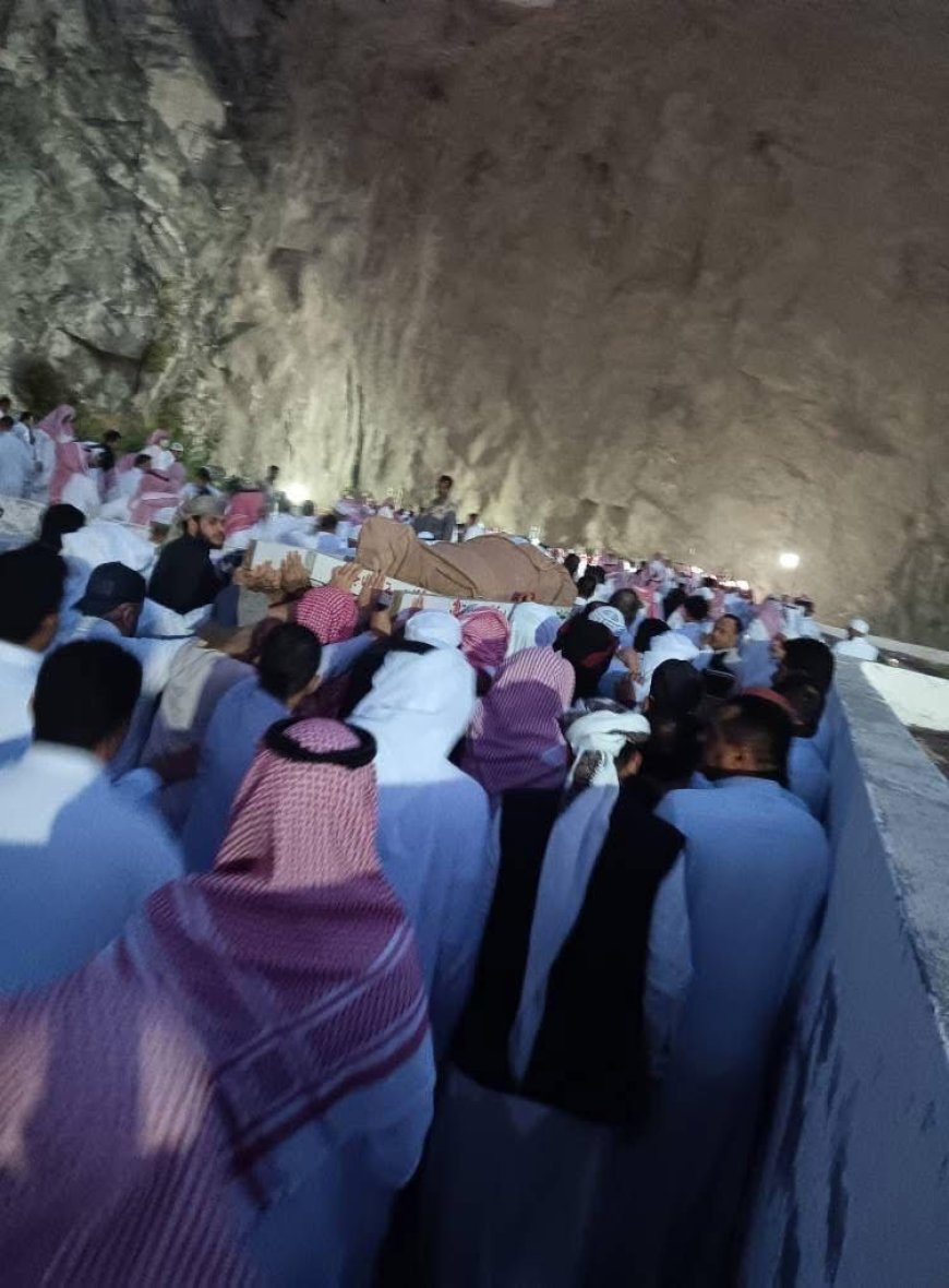 بحر من البشر في وداع الشيخ/ طه احمد خالد المخلافي يتقدمهم الدكتور عبدالله عبدالرحمن المخلافي