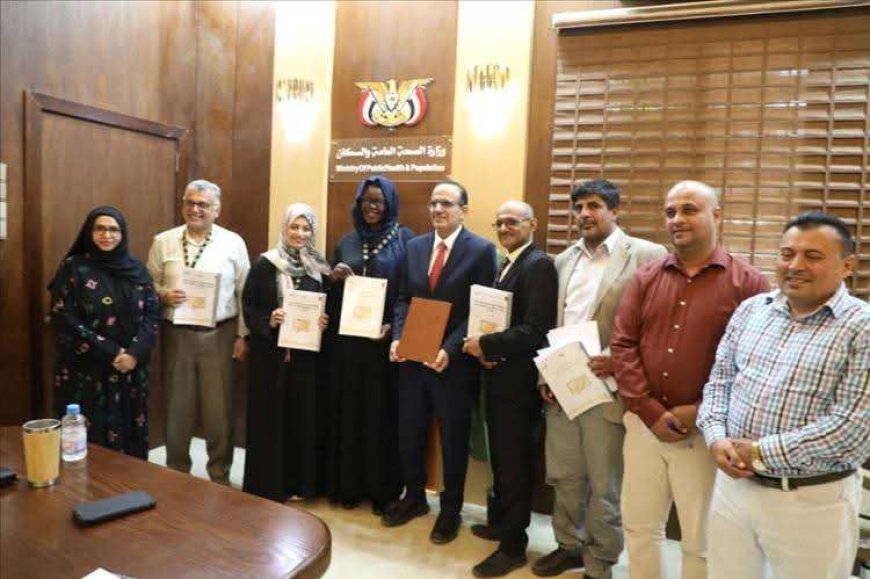 عدن..وزير الصحة يوقع استراتيجية التغيير السلوكي الاجتماعي لزيادة الاقبال على التطعيم ويلتقي المدير التنفيذي لمنظمة ميدجلوبل