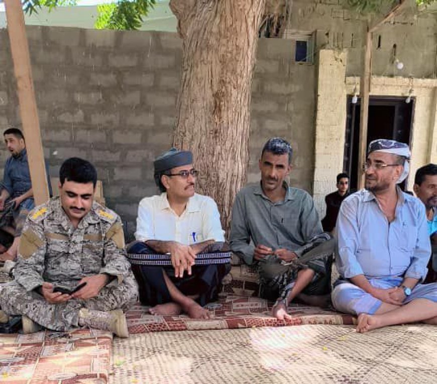 انتقالي أحور والسلطة المحلية بالمديرية يقدمان واجب العزاء لآل الحامد بوفاة حرم الحاج محسن عبدالله الحامد