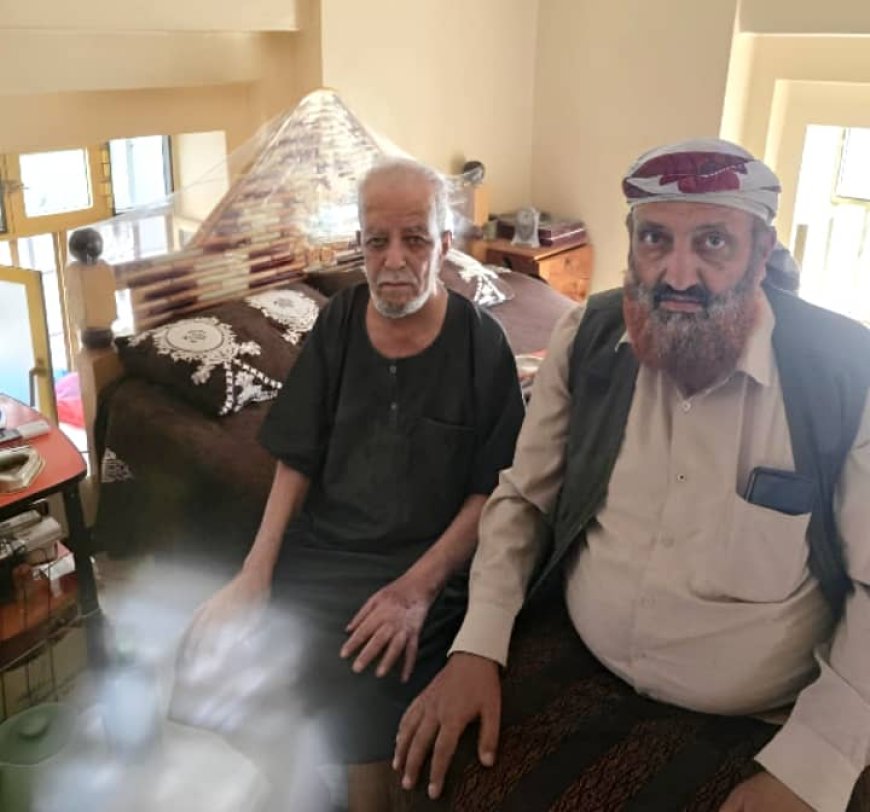 الشيخ حمود بن عبدالباقي يطمئن على صحة الحاج علي صالح عاطف