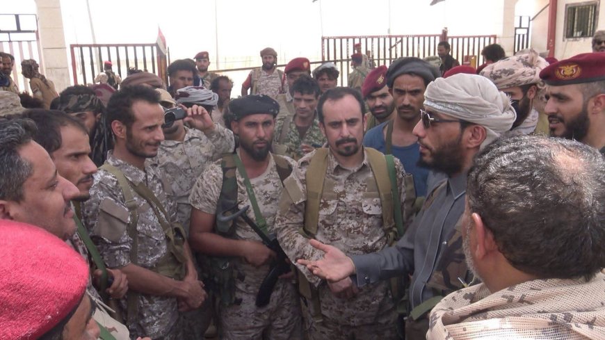 اللواء رداد الهاشمي يتفقد قادة الألوية والمواقع بمحور البقع.