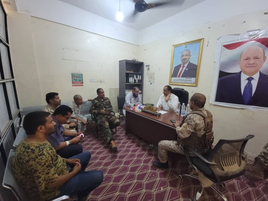 مدير عام قعطبة الشاعري يلتقي مع القيادات العسكرية والأمنية لإنقاذ منطقة مريس من كارثة الجفاف بالحفر العشوائي