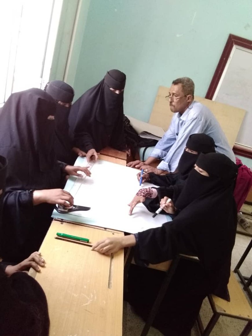 ورشة الوسائل التعليمية تُنعش المخيم الصيفي في مدرسة أبناء الفلاحين بخنفر