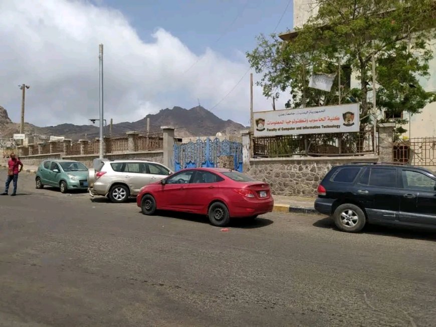 أكاديميون من كلية الحاسوب يغلقون بوابة المعهد التقني الصناعي بالمعلا وسط تصاعد النزاع حول المبنى
